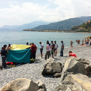 Ventimiglia: si butta in acqua per fare il bagno e muore annegato, inutili i tentativi di salvarlo