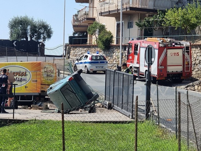 Sanremo: esce fuori strada e si capotta in strada Senatore Marsaglia, lievemente ferito (Foto)