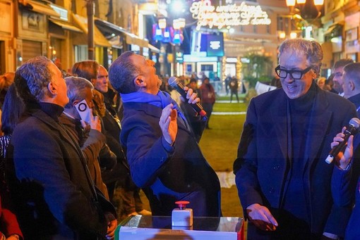 &quot;Lasciatemi cantare...&quot;: accese ufficialmente da Amadeus le luminarie con 'L'Italiano' di Toto Cutugno (Foto e Video)