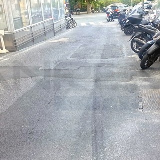 Sanremo: asfalto in pessime condizioni in via XX Settembre, un lettore ne chiede il rifacimento (Foto)