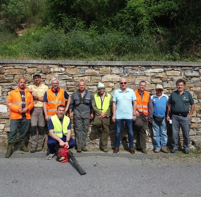 Aurigo: volontari al lavoro per pulire la strada per Borgomaro, presente anche il sindaco (Foto)