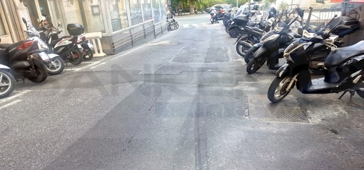 Sanremo: asfalto in pessime condizioni in via XX Settembre, un lettore ne chiede il rifacimento (Foto)