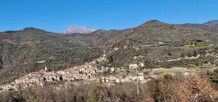 Escursioni nell’entroterra alla scoperta di Moltedo, Apricale, Perinaldo e Pigna (Foto)