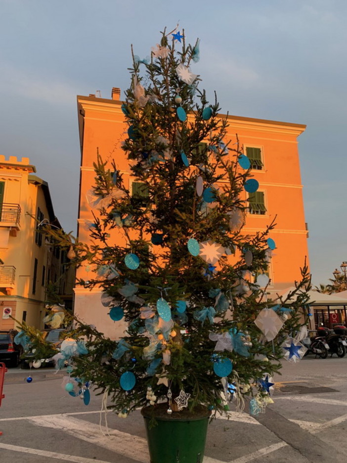 Ventimiglia: grande partecipazione sabato scorso per l'addobbo dell'Albero di Natale alla Marina San Giuseppe (Foto)