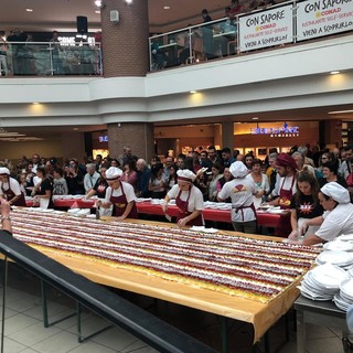 Arma di Taggia: 700 chilogrammi di torta alla frutta per il 14° anniversario de La Riviera Shopville Conad (Foto e Video)