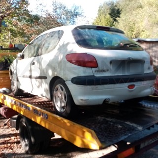 Isolabona: aveva lasciato l'auto non assicurata in circolazione, la Polizia Provinciale la seuqestra (Foto)