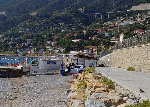 L'auto finita in spiaggia a Ospedaletti