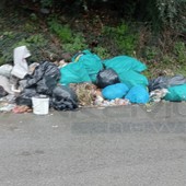 Sanremo: discarica a cielo aperto in via Monte Ortigara, sacchetti abbandonati da un mese (Foto)