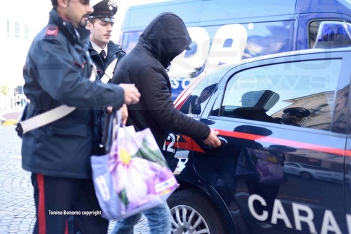 Sanremo: ennesimo furto all'Ovs, tunisino ruba abbigliamento per 230 euro. Fermato dai Carabinieri