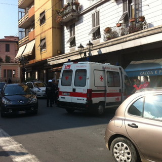 Chiede di spostare furgone per attraversare le strisce: anziano aggredito a Ventimiglia