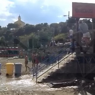 Sanremo: temporale improvviso ed il lungomare di Bussana si trasforma in un torrente di acqua e melma