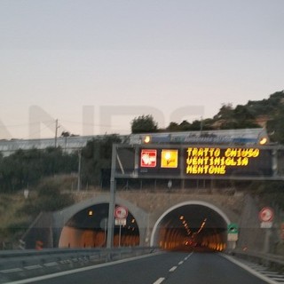 Mezzo pesante perde il carico sulla A10 tra Ventimiglia ed il confine: autostrada riaperta con deviazione di carreggiata