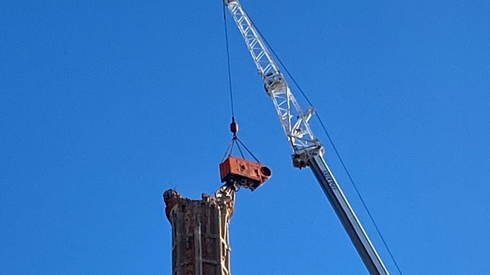 Imperia, iniziate le operazioni di demolizione della ciminiera delle ex Ferriere