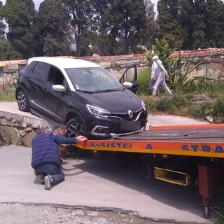 Sanremo: entra con l'auto sulla ciclabile e per uscirne rimane bloccato, intervento del carro attrezzi (Foto)