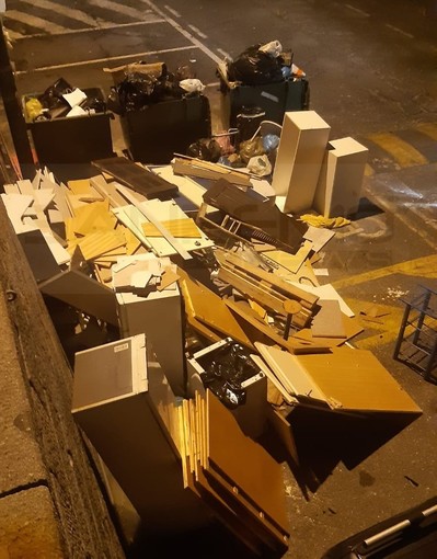 Sanremo: conferimento dei rifiuti... che follia! Una cucina con tanto di frigo abbandonata al porto (Foto)