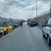 Sanremo: in attesa del restyling dopo tanti anni riasfaltata la strada del molo Sud al porto vecchio (Foto)