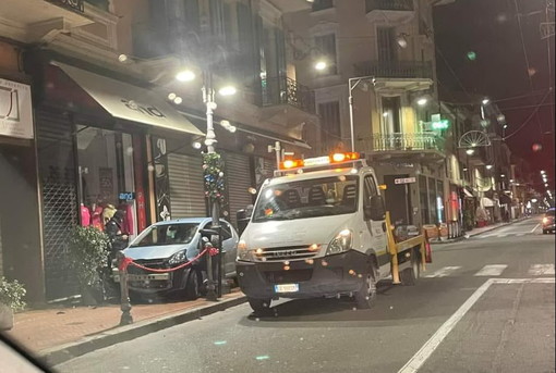 Bordighera: auto non rispetta la precedenza e ne sperona un'altra che finisce sul marciapiede (Foto)