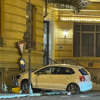 Sanremo: all'alba perde il controllo dell'auto e finisce contro l'ingresso dell'hotel Lolli Palace (Foto)