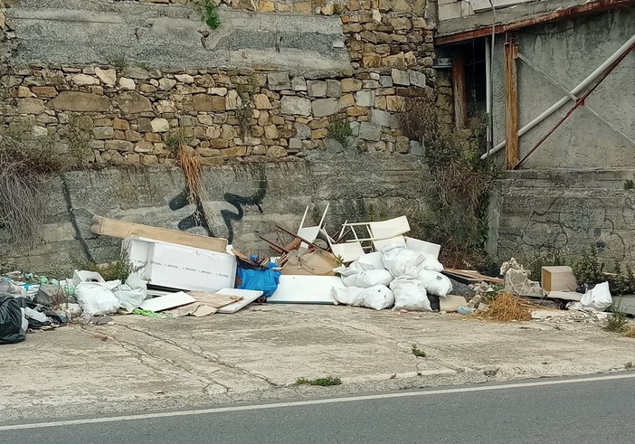 Sanremo: nuova discarica abusiva in via Padre Semeria, immondizia e scarti di materiali edili (Foto)