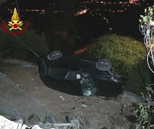 Vallebona: auto finisce fuoristrada e fa un volo di tre metri, illesi gli occupanti e intervento dei Vvf (Foto)
