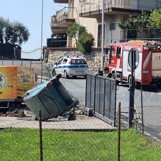 Sanremo: esce fuori strada e si capotta in strada Senatore Marsaglia, lievemente ferito (Foto)