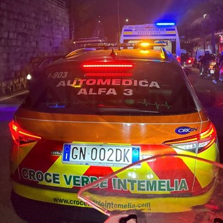 Dolceacqua: 16enne urtata da un 'pirata' della strada sulla Provinciale, trasportata in elicottero al Santa Corona