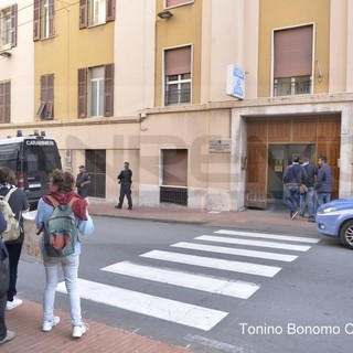 Ventimiglia: i 'No Borders' accolti da striscioni e slogan delle associazioni ieri sera di fronte al Commissariato
