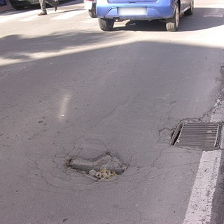 Sanremo: pericolo di una frana e cedimento dell'asfalto in via Duca d'Aosta