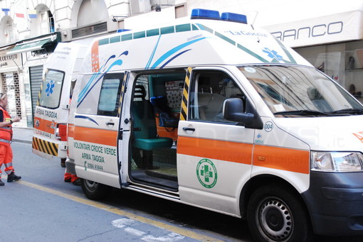 Sanremo: colpo di sonno al volante, 26enne finisce contro i cassonetti in via Lamarmora