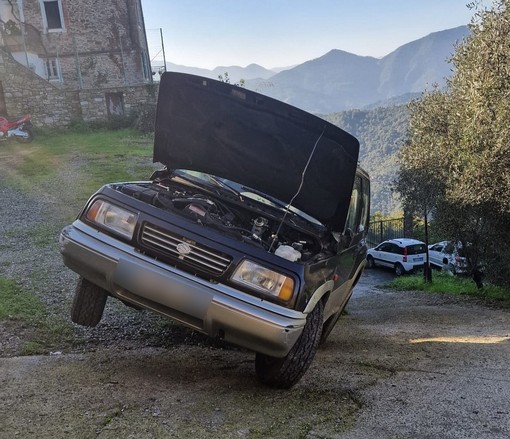 Perinaldo: rischia di capottarsi con l'auto, pronto intervento di un agente della Municipale e di un volontario (Foto)