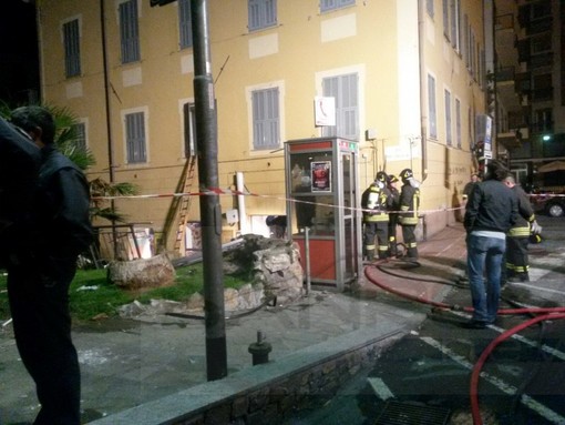 Anche il coordinamento criminalità organizzata della questura di Genova indaga sull'attentato di stanotte