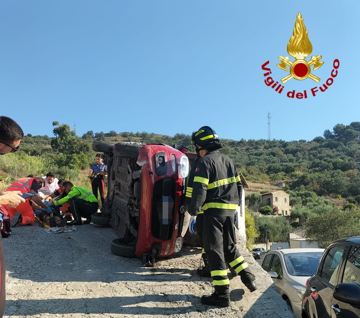 Pompeiana: auto fuori strada in via Valloni, intervento di Vigili del Fuoco e del 118 (Foto)