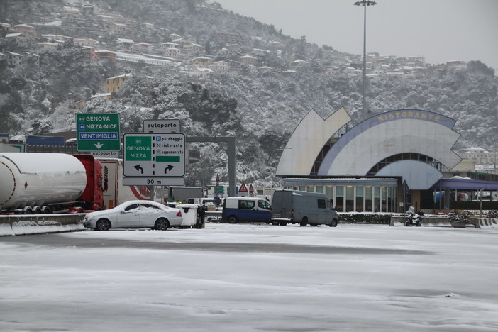 Migranti approfittano dei mezzi pesanti bloccati in autostrada per cercare 'passaggi' verso la Francia