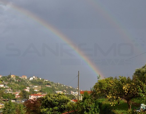 Pioggia e sole nello stesso momento: doppio arcobaleno spettacolare sul cielo di Sanremo