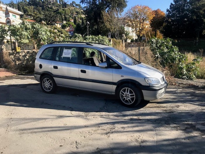 Bordighera: auto abbandonata da tempo sulla via Romana, senza targhe e probabilmente rubata (Foto)