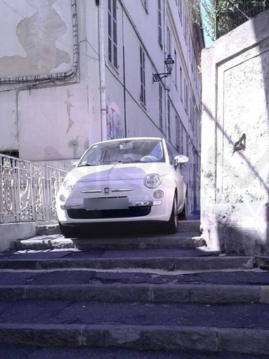 Sanremo: segue il navigatore e finisce sulla scalinata, auto tedesca si ferma in tempo in piazza Nota