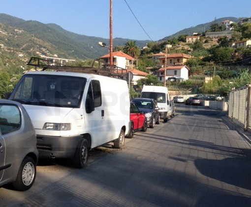 Sanremo: un'auto ed un furgone abbandonati in strada Borgo Tinasso, la mail di un nostro lettore