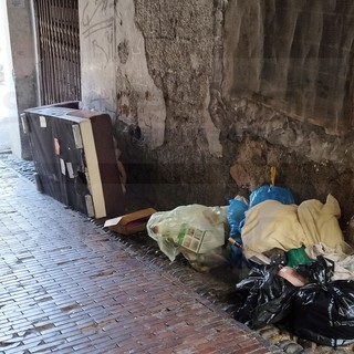 Sanremo: parcheggio selvaggio e abbandono di rifiuti, le segnalazioni di due nostri lettori (Foto)