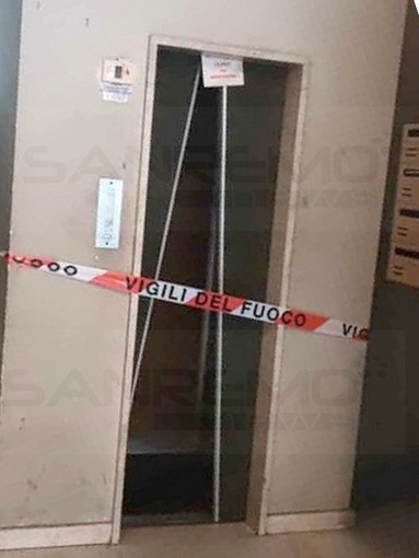 Ventimiglia: ascensore pericolosamente aperto in un condominio, la protesta dei residenti (Foto)