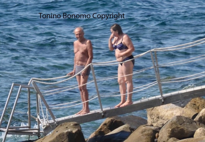 Bordighera: ecco Adriano Celentano e Claudia Mori in vacanza mentre fanno il bagno nella città delle palme