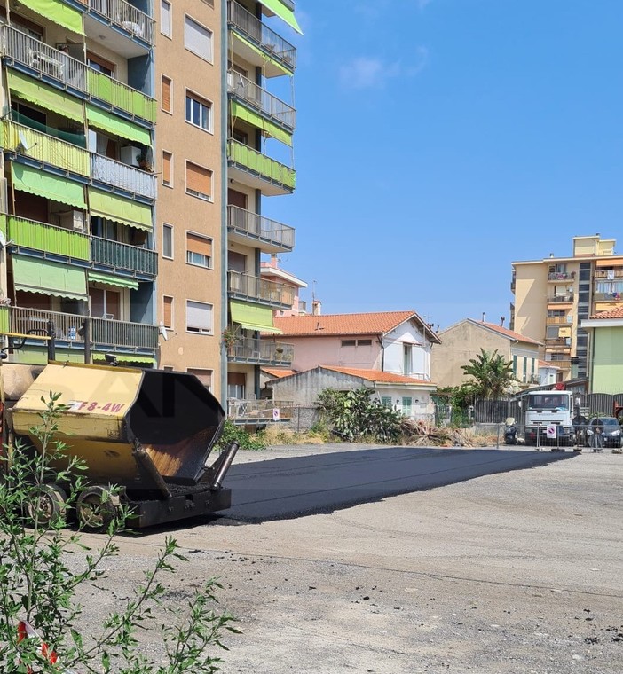 Ventimiglia: posa di asfalto al parcheggio nella zona dell’ex calzaturificio Taverna