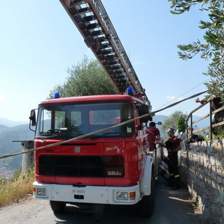Sanremo: autoarticolato incastrato in via Val d'Olivi, intervento dei Vigili del Fuoco