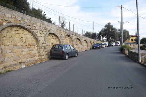 Sanremo: auto abbandonata nella zona del golf, senza targa e ferma da tempo. Chi interviene?