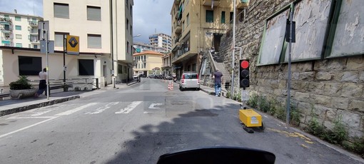 Sanremo: asfalti da rifare e ritardi, in via Galilei semaforo da una settimana ma da lunedì i lavori (Foto)