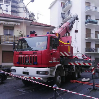 Arma di Taggia: rimessa in sesto la piattaforma dei Vigili del Fuoco che stamattina ha rischiato il ribaltamento (Foto e Video)