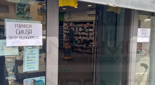 Sanremo: allagata la Farmacia Colombo di via Galilei, personale e volontari al lavoro si riapre sabato (Foto)