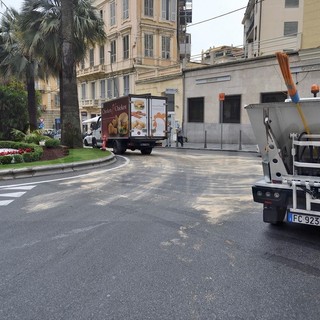 Sanremo: mezzo perde olio al 'Rigolè' e cadono diversi scooter, intervento della Polizia Municipale (Foto)