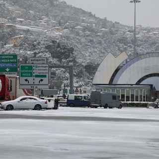 Migranti approfittano dei mezzi pesanti bloccati in autostrada per cercare 'passaggi' verso la Francia