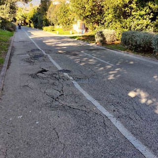 Uno dei tratti più ammalorati della pista ciclabile in zona San Martino