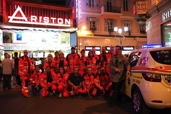 I 'Buio Pesto' donano un'automedica alla Croce Verde Intemelia, questa sera la consegna davanti al Teatro Ariston di Sanremo (foto)